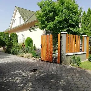 Imola Es Andrea Apartmanhaz Хайдусобосло